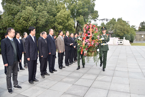 刘胜率领县处级党员领导干部接受革命传统教育